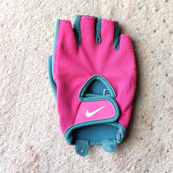 Women's Nike xs right handed glove